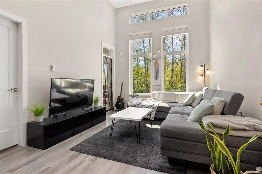 Family Room Photo of 512 15436 31 Avenue, Surrey, BC