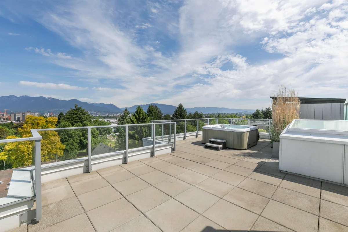 Living Room Photo of 501 379 E Broadway, Vancouver, BC