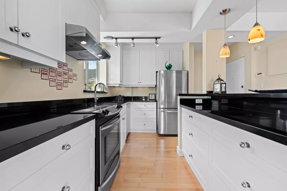 Dining Area Photo of 801 2187 Bellevue Avenue, West Vancouver, BC