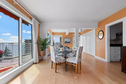 Kitchen Island Photo of 801 2187 Bellevue Avenue, West Vancouver, BC