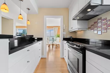 Kitchen Photo of 801 2187 Bellevue Avenue, West Vancouver, BC