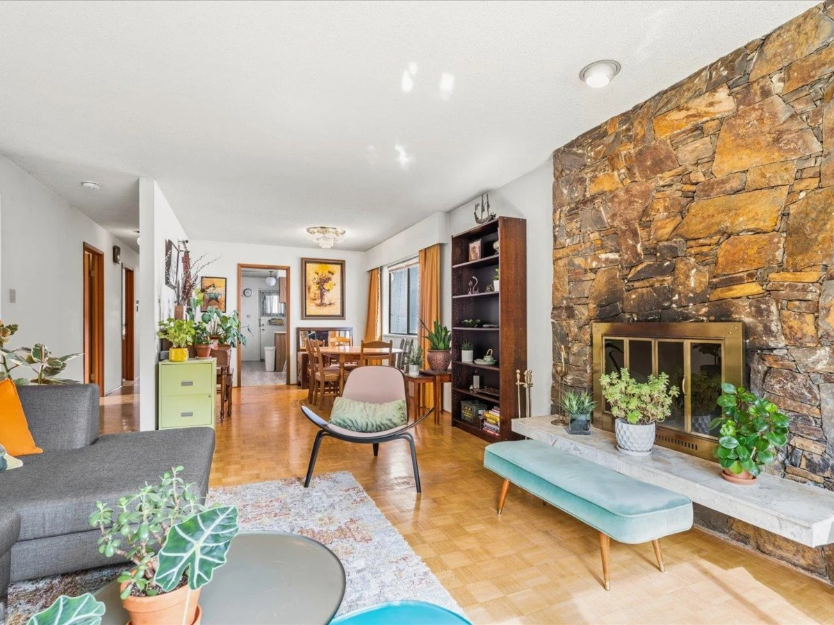 Dining Area Photo of 7611 Oak Street, Vancouver, BC