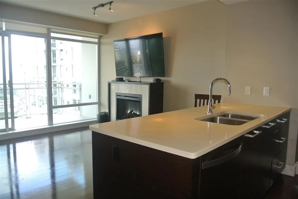 Family Room Photo of 1407 15152 Russell Avenue, White Rock, BC