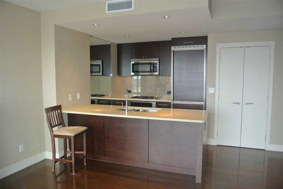 Living Room Photo of 1407 15152 Russell Avenue, White Rock, BC