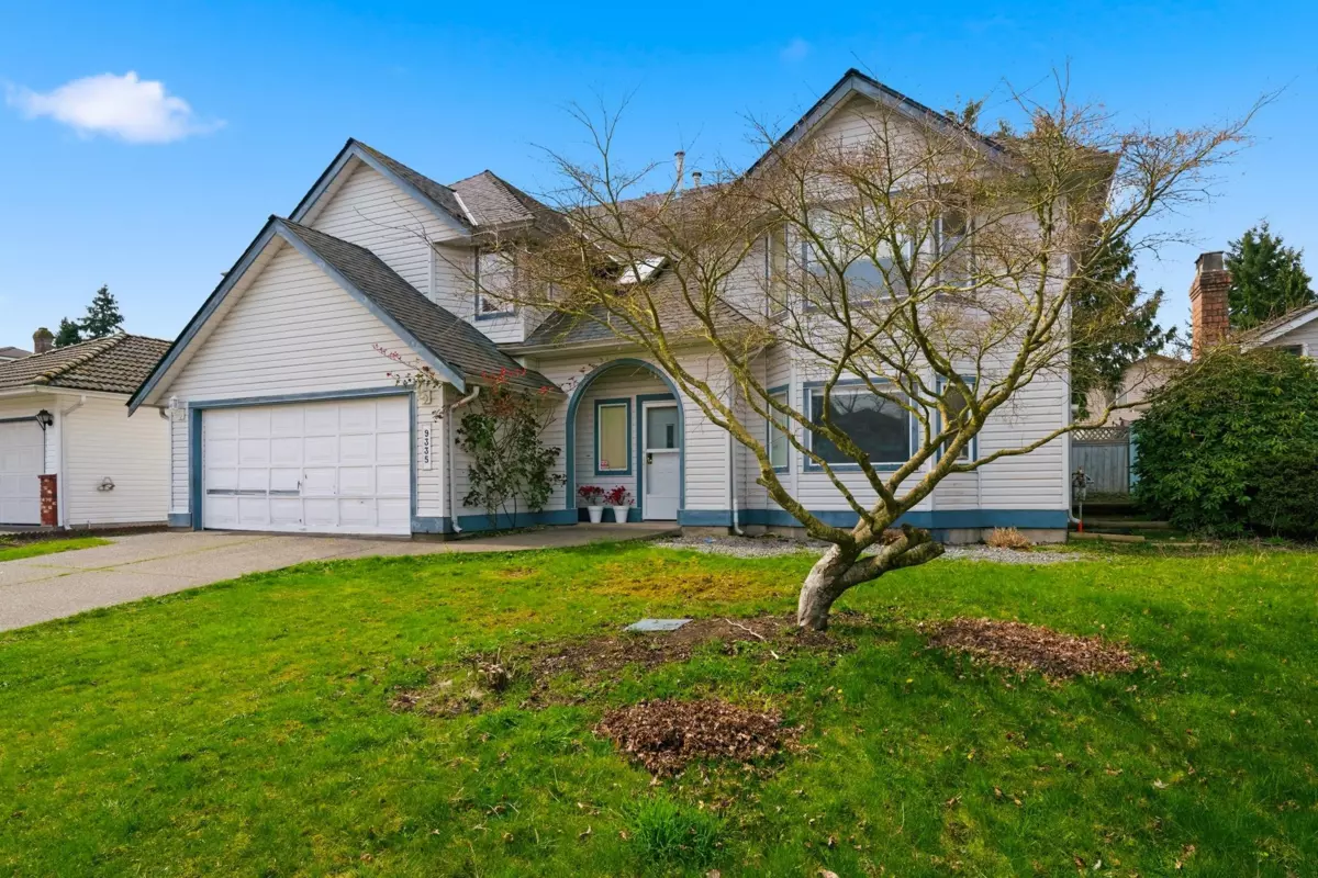 Family Room Photo of 9335 152a Street, Surrey, BC