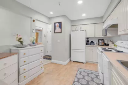 Kitchen Photo of 325 13880 70 Avenue, Surrey, BC