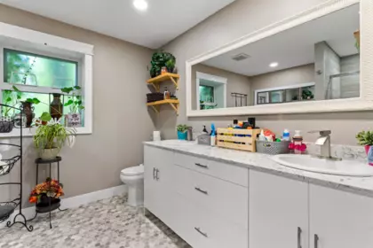 Guest Bathroom Photo of 30957 Gunn Avenue, Mission, BC