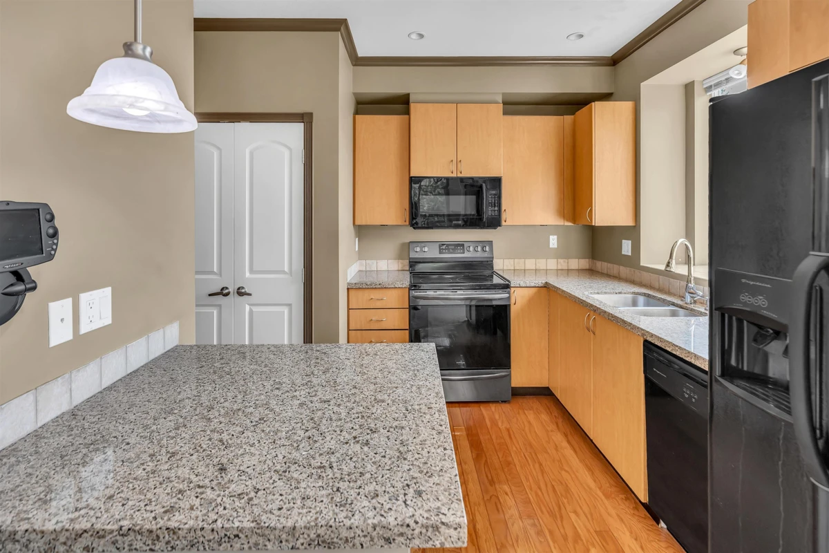Family Room Photo of 312 33485 South Fraser Way, Abbotsford, BC