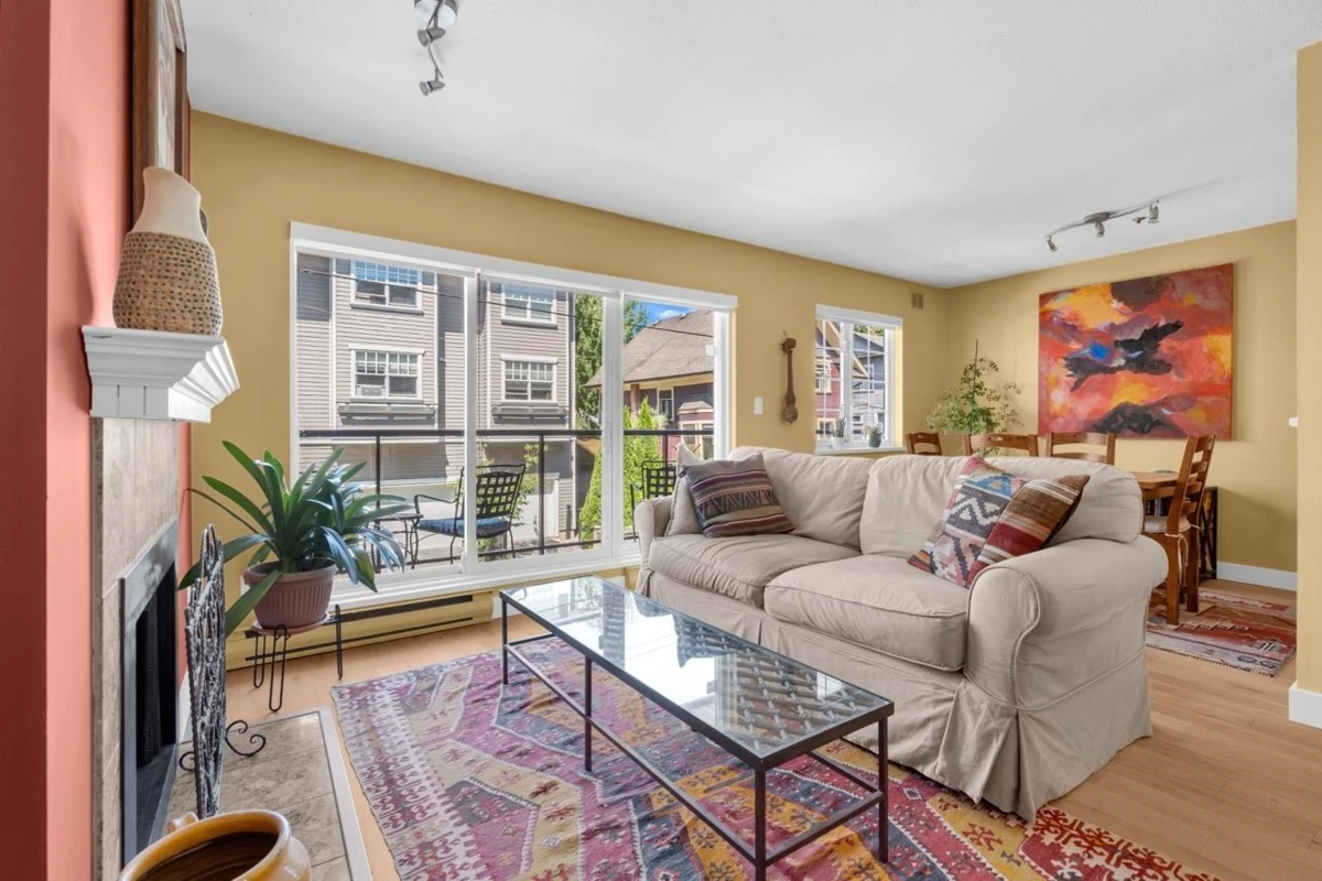 Living Room Photo of 204 833 W 16th Avenue, Vancouver, BC