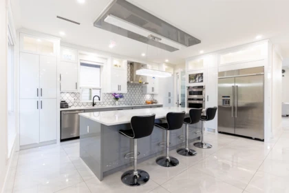 Kitchen Island Photo of 15640 93a Avenue, Surrey, BC