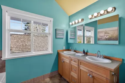 Hallway Photo of 1930 140 Street, Surrey, BC