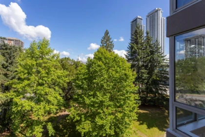 Front Yard Photo of 706 9633 Manchester Drive, Burnaby, BC