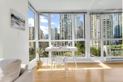 Dining Area Photo of 708 1188 Richards Street, Vancouver, BC