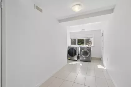 Powder Room Photo of 2288 Kings Avenue, West Vancouver, BC