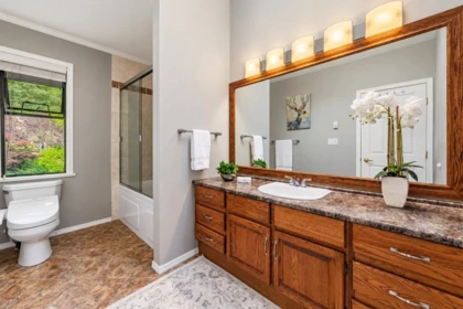 Hallway Photo of 4739 Woodgreen Drive, West Vancouver, BC