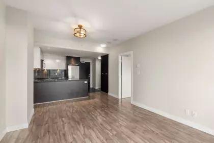 802 2968 Glen Drive, Coquitlam, BC, Coquitlam — Apartment/Condo for sale