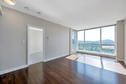 1902 2968 Glen Drive, Coquitlam, BC, Coquitlam — Apartment/Condo for sale