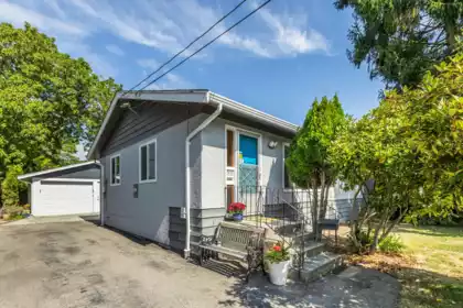 15873 Vine Avenue, White Rock, BC, White Rock — Single Family Residence for sale