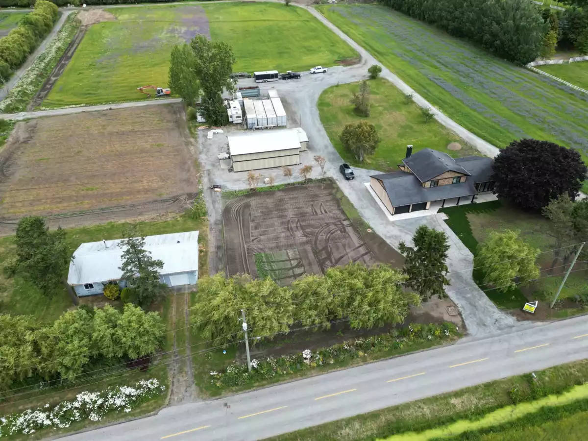 Garden / Landscaping Photo of 5465 34b Avenue, Ladner, BC