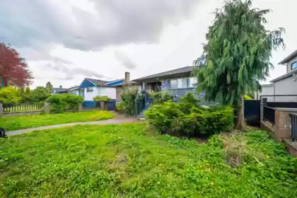 Garden / Landscaping Photo of 4516 Parker Street, Burnaby, BC