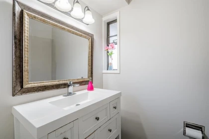 Guest Bathroom Photo of 32855 Harwood Crescent, Abbotsford, BC