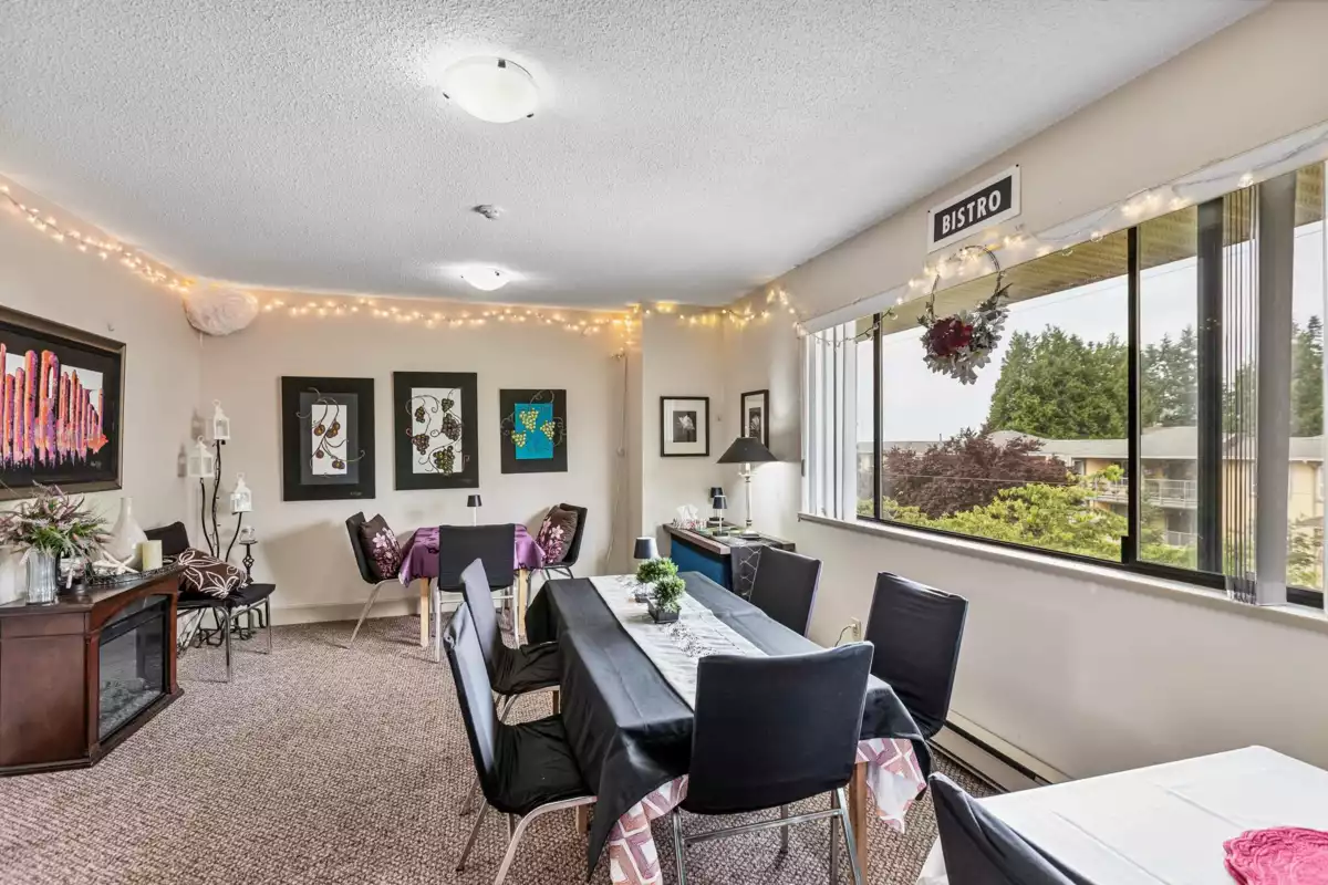 Entry Foyer Photo of 204 1458 Blackwood Street, White Rock, BC