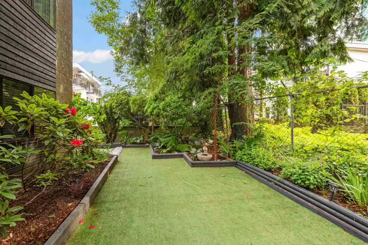 Front Yard Photo of 204 1458 Blackwood Street, White Rock, BC