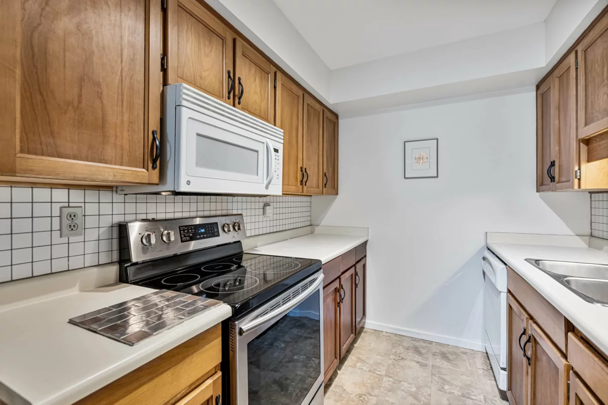 Kitchen Island Photo of 204 1458 Blackwood Street, White Rock, BC