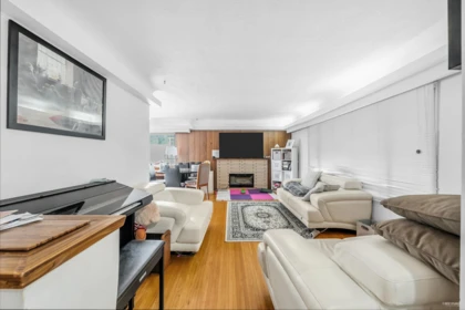 Kitchen Island Photo of 2975 E 41st Avenue, Vancouver, BC