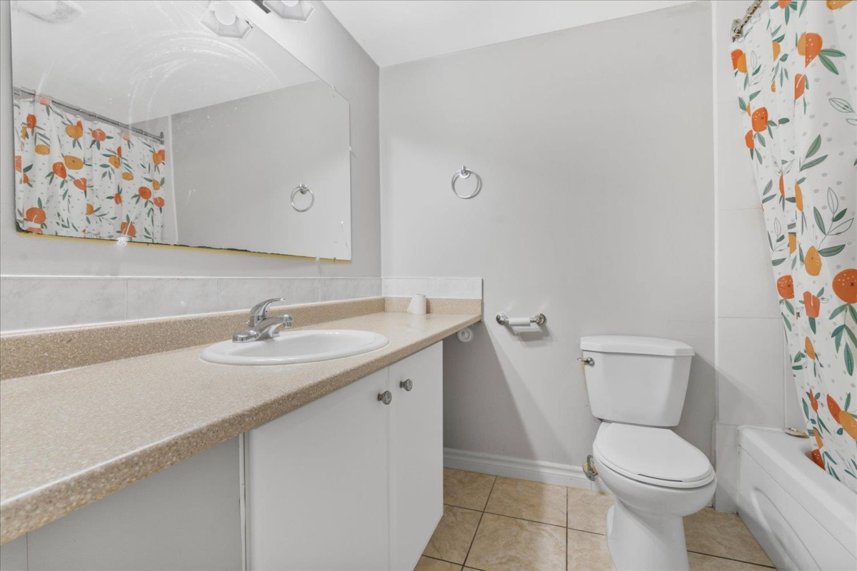 Walk-In Closet Photo of 108 45749 Spadina Avenue, Chilliwack, BC