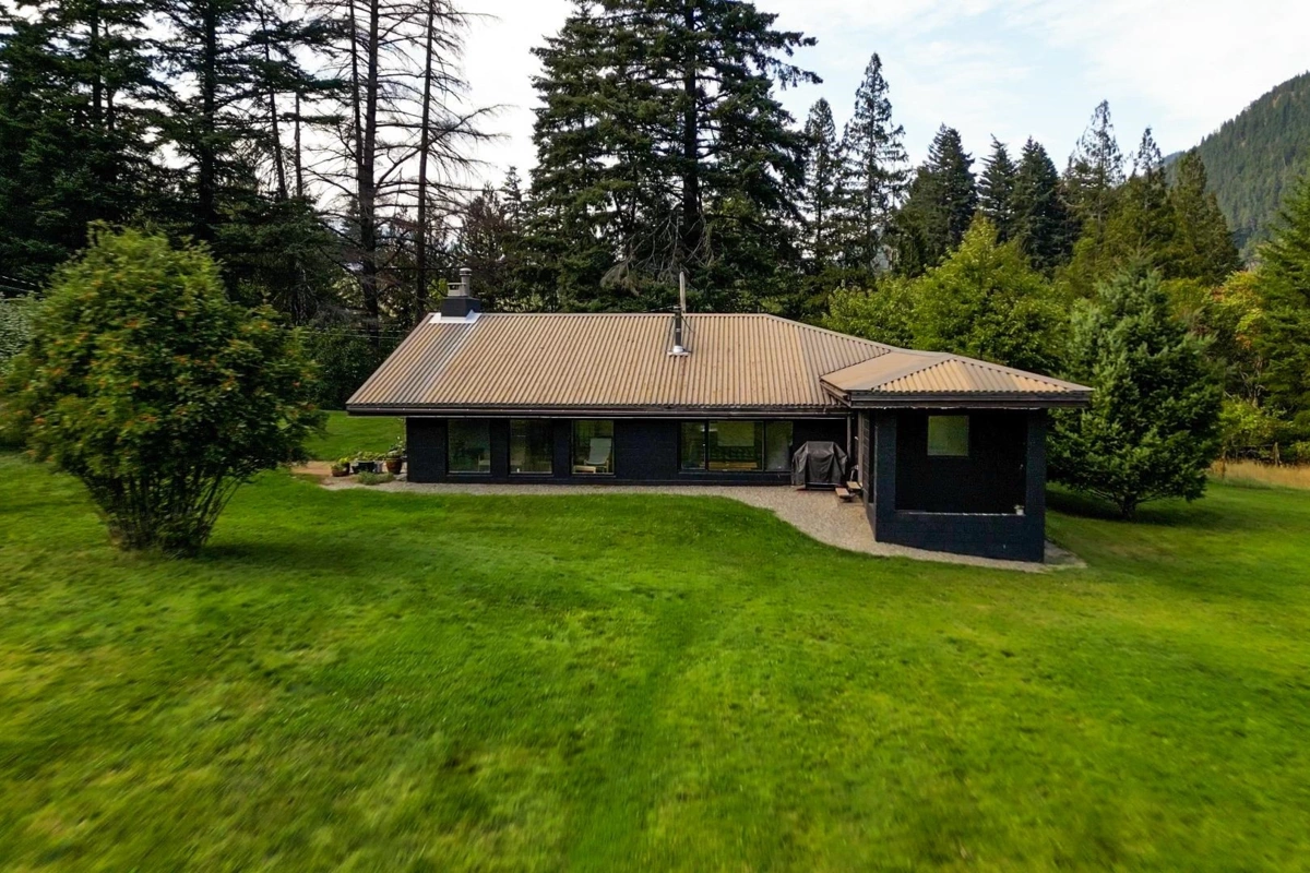 Dining Area Photo of 50900 Chaumox Road, Boston Bar / Lytton, BC