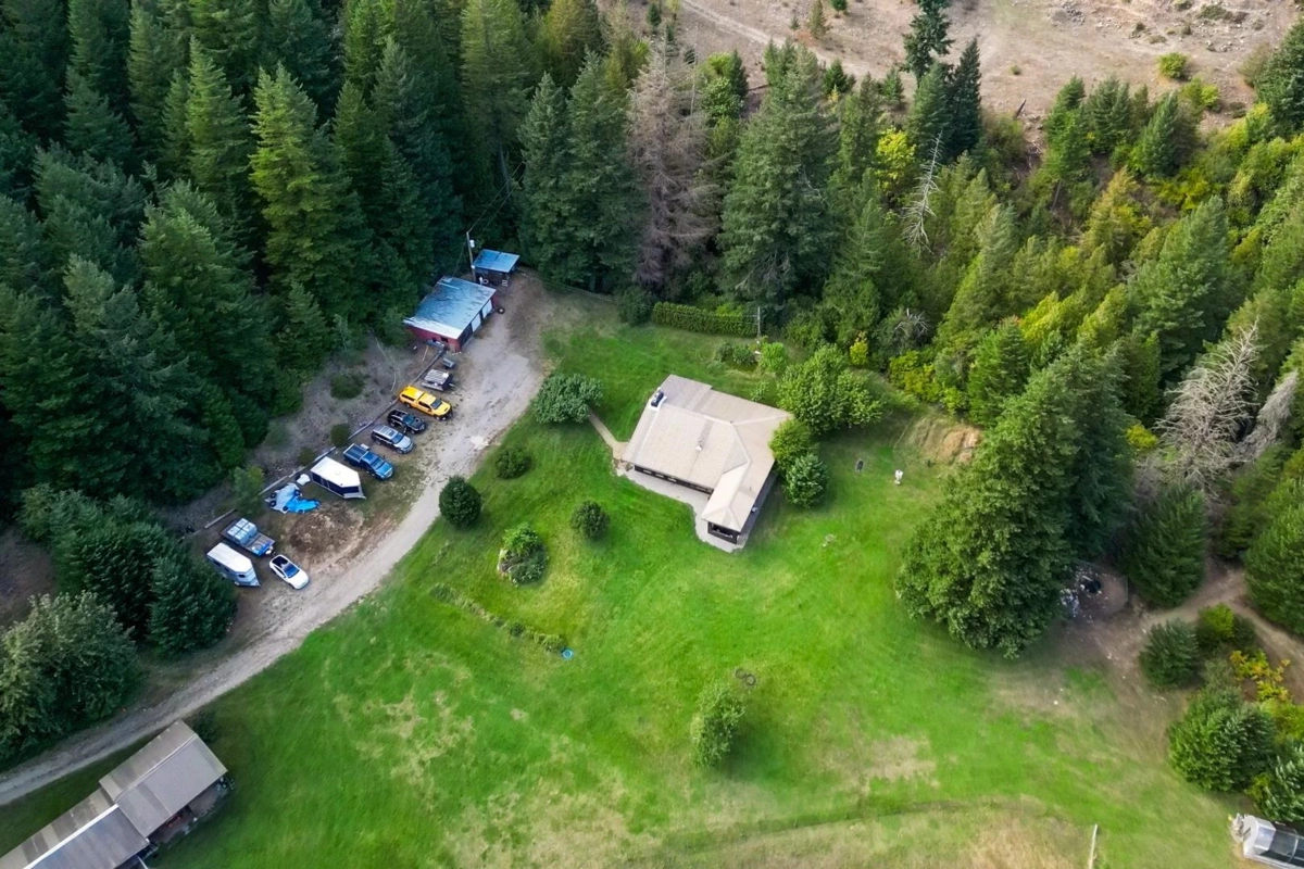 Kitchen Island Photo of 50900 Chaumox Road, Boston Bar / Lytton, BC