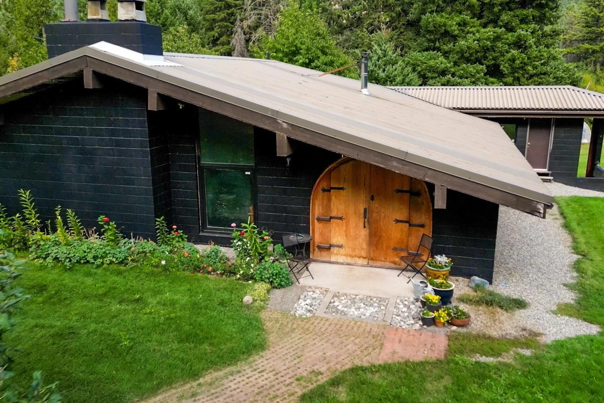 Living Room Photo of 50900 Chaumox Road, Boston Bar / Lytton, BC