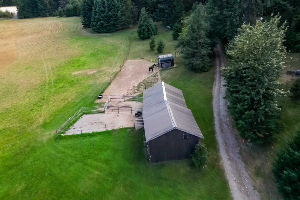 Walk-In Closet Photo of 50900 Chaumox Road, Boston Bar / Lytton, BC