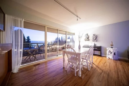 Kitchen Island Photo of 1144 Ottaburn Road, West Vancouver, BC