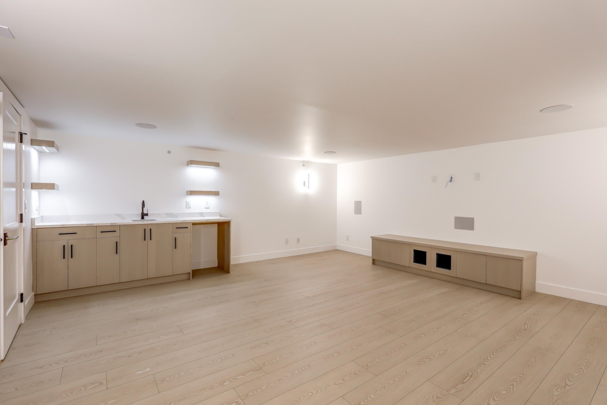 Garage Interior Photo of 15569 Oxenham Avenue, White Rock, BC