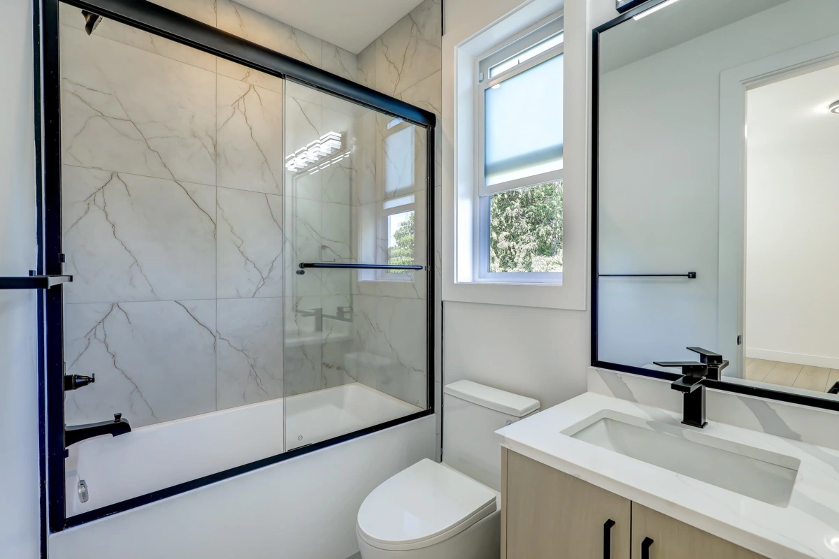 Guest Bathroom Photo of 15569 Oxenham Avenue, White Rock, BC