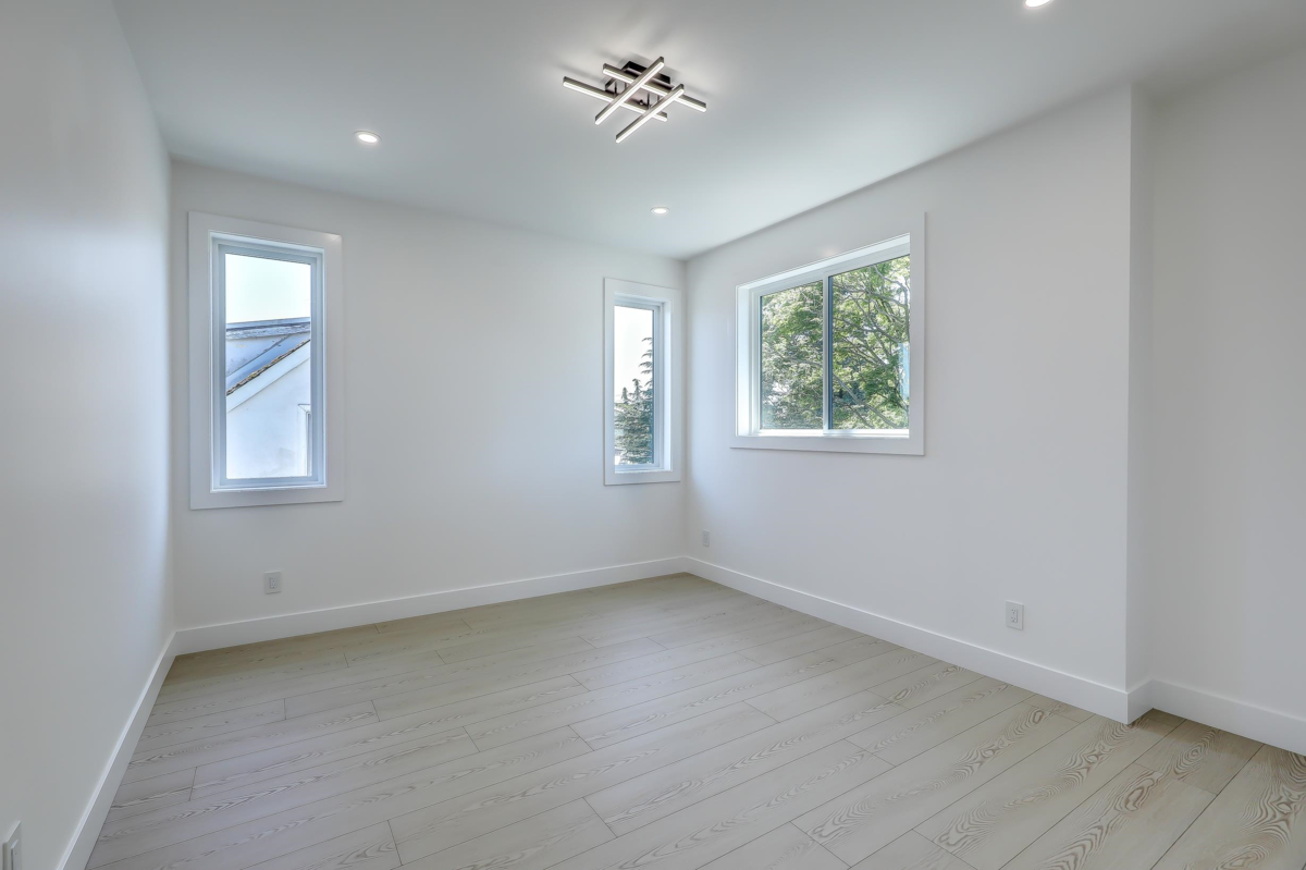 Powder Room Photo of 15569 Oxenham Avenue, White Rock, BC