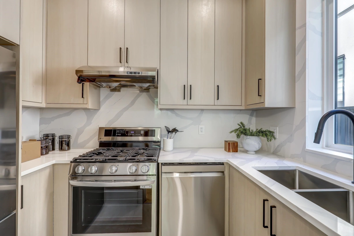 Walk-In Closet Photo of 15569 Oxenham Avenue, White Rock, BC