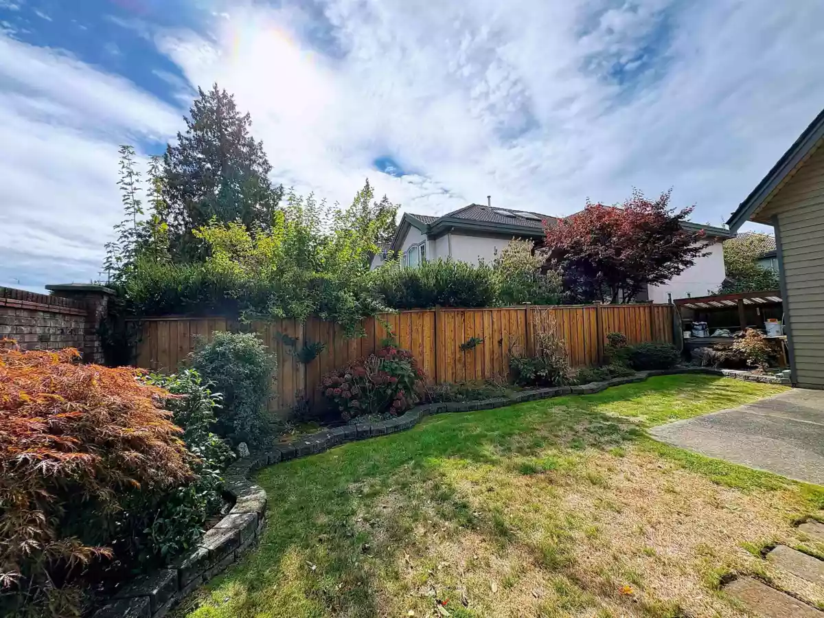 Loft / Bonus Room Photo of 11 8631 No.3 Road, Richmond, BC