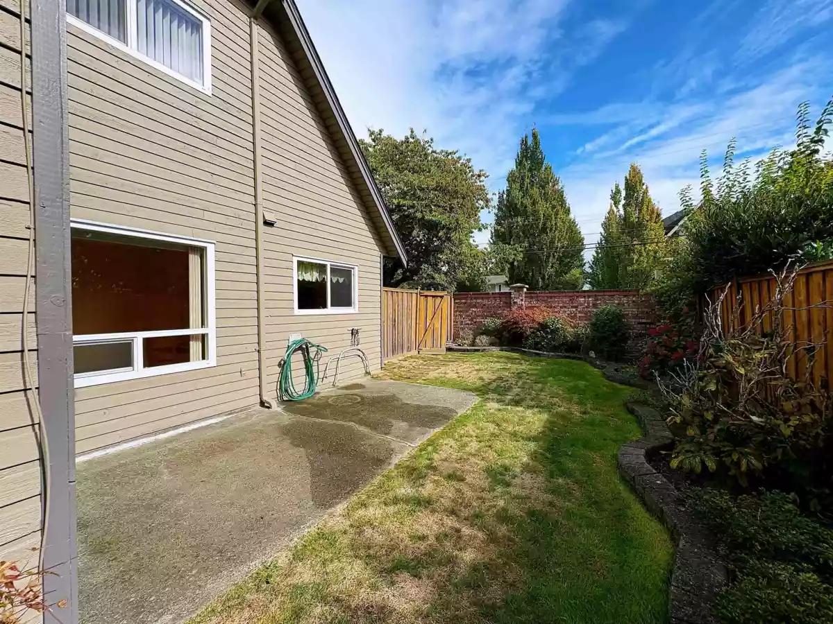 Office / Den Photo of 11 8631 No.3 Road, Richmond, BC