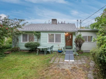 327 Headlands Road, Gibsons, BC, Gibsons — Single Family Residence for sale