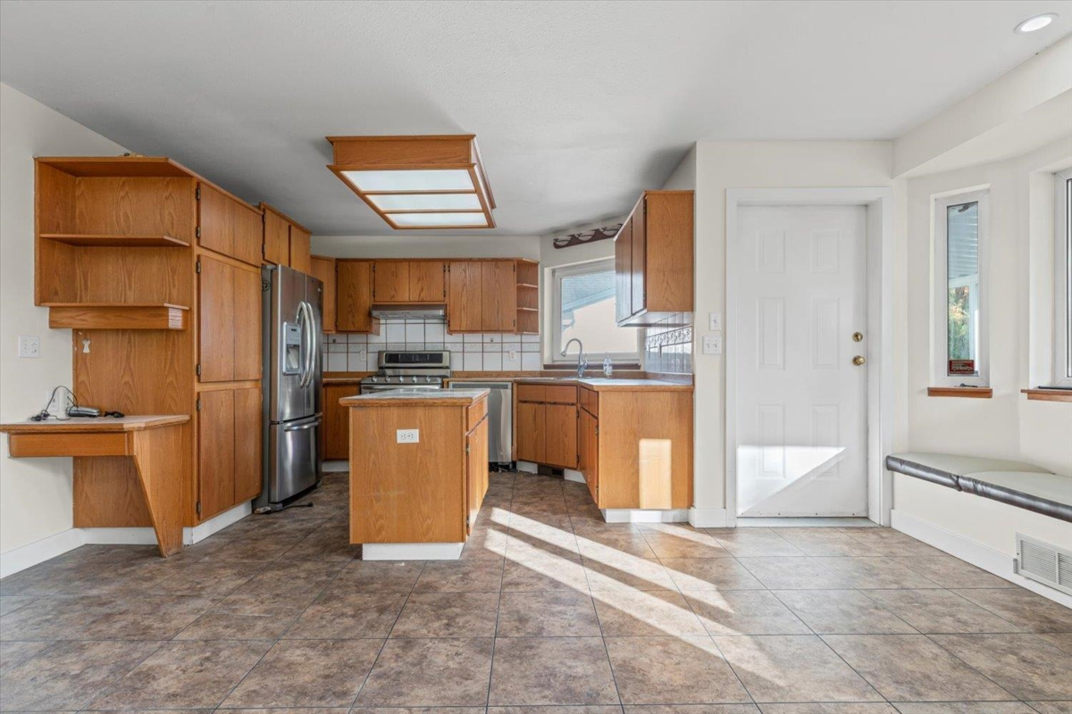 Guest Bathroom Photo of 45706 Stevenson Road, Chilliwack, BC