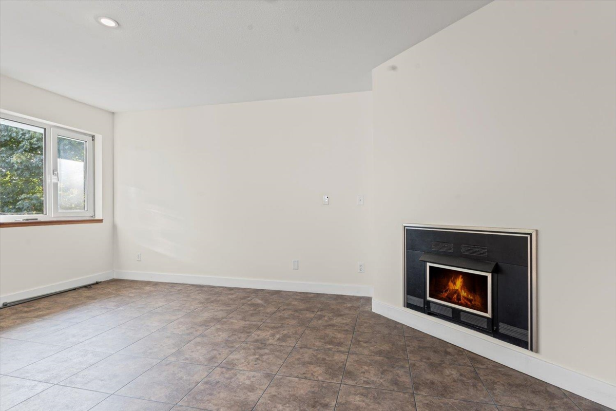 Walk-In Closet Photo of 45706 Stevenson Road, Chilliwack, BC