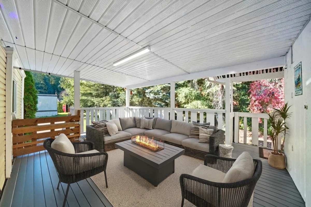 Entry Foyer Photo of 207 45835 Sleepy Hollow Road, Cultus Lake, BC