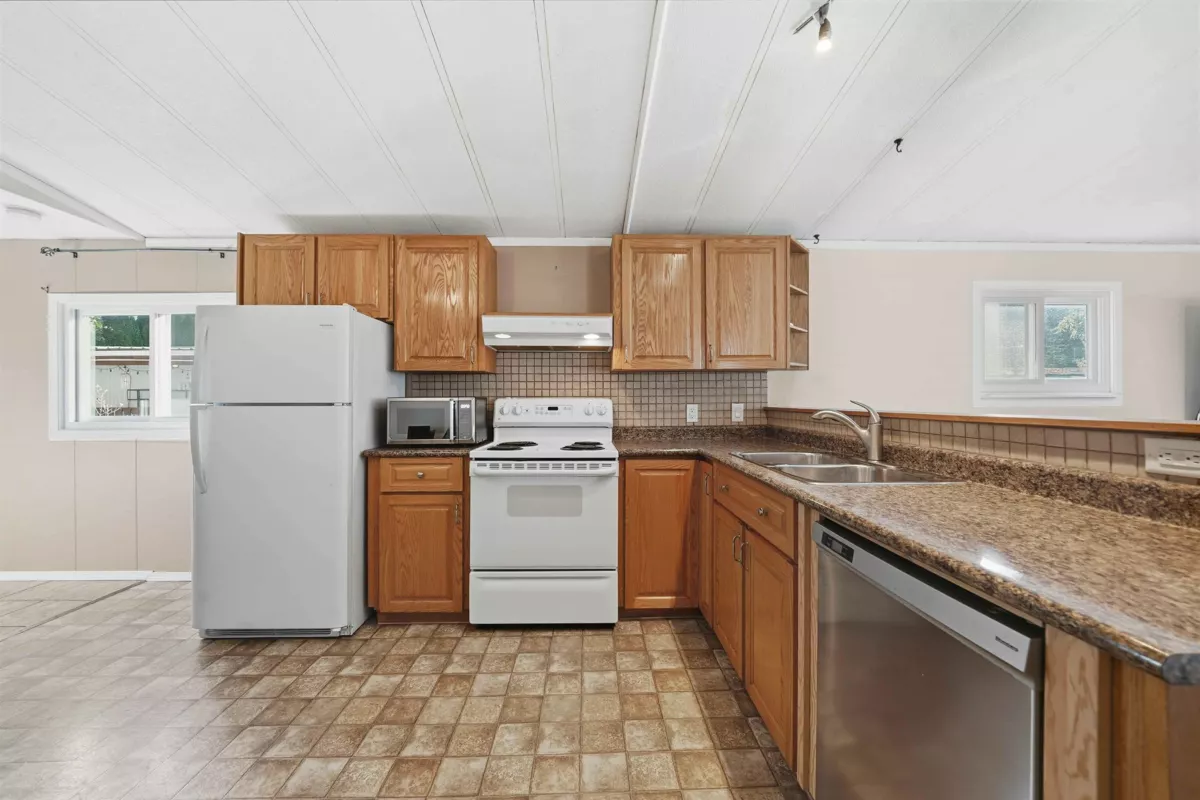 Primary Bathroom Photo of 207 45835 Sleepy Hollow Road, Cultus Lake, BC