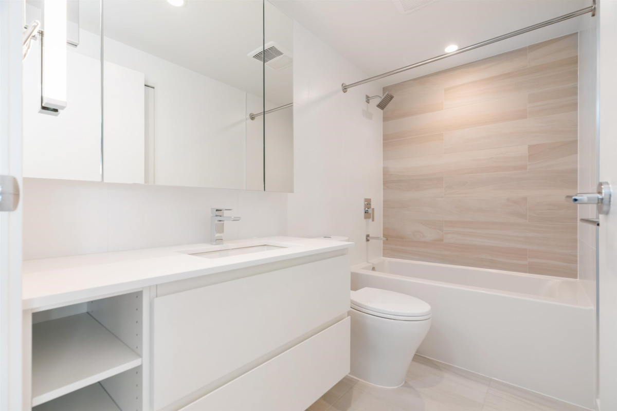 Kitchen Photo of 2301 13615 Fraser Highway, Surrey, BC