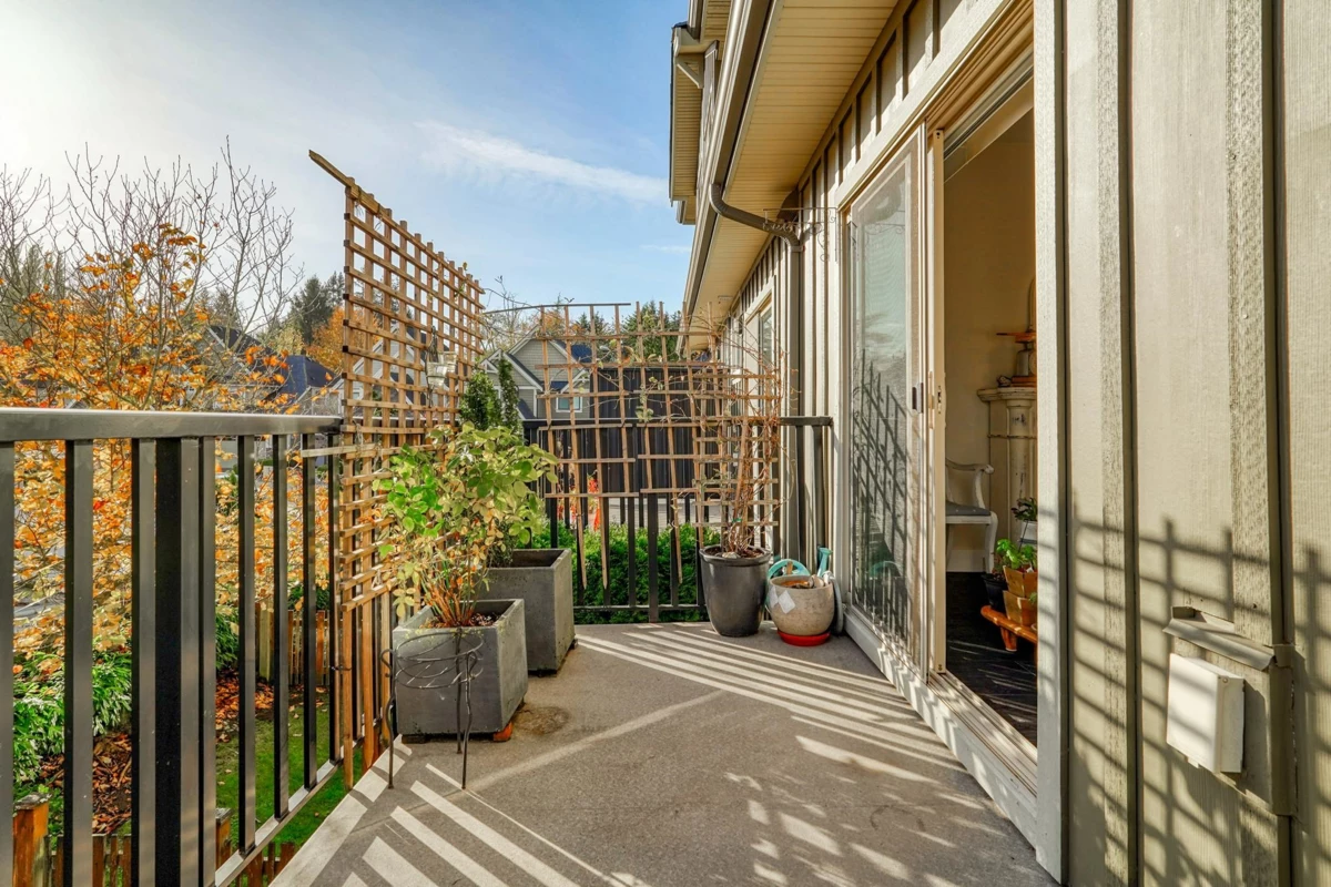 Kitchen Island Photo of 3 3266 147 Street, Surrey, BC