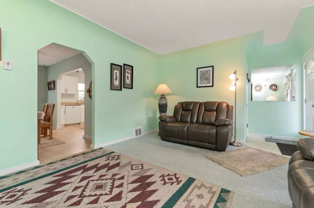 Kitchen Island Photo of 45601 Herron Avenue, Chilliwack, BC