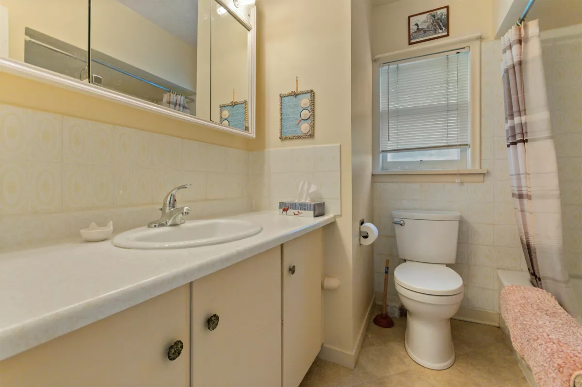 Laundry Room Photo of 45601 Herron Avenue, Chilliwack, BC